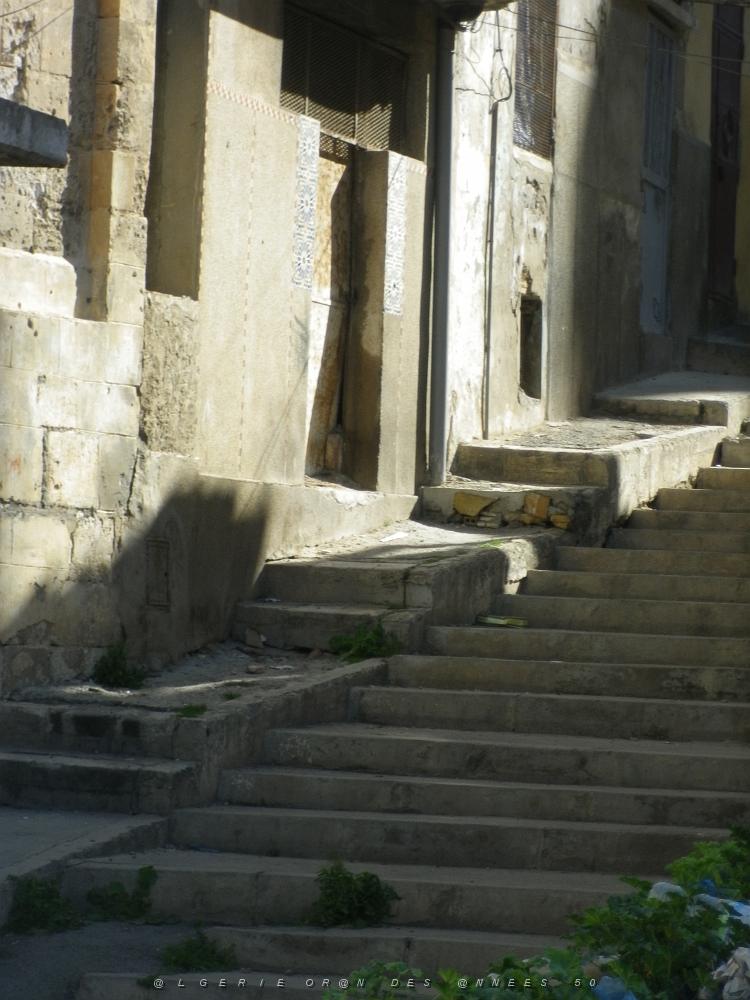 1527 les seconds escaliers  de la rue philippe a cote de la mosquee.JPG